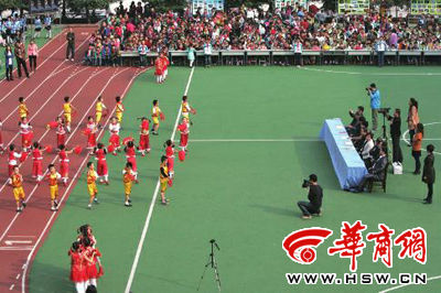 昨日，部分學生演員身著短袖短褲在表演節(jié)目 本報記者張欣攝