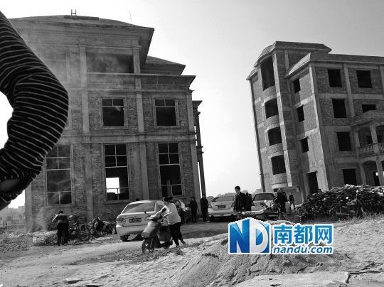 兩棟被舉報(bào)的違建樓下昨日一度聚集了超過(guò)百人，城管離開(kāi)后逐漸散去。南都記者張志韜實(shí)習(xí)生宋超攝