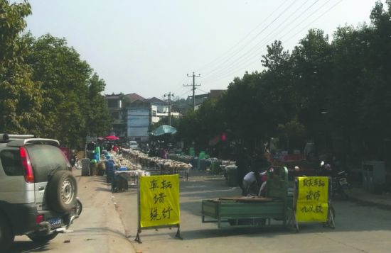 簡(jiǎn)陽董家埂鄉(xiāng)，主干道被占道擺酒席