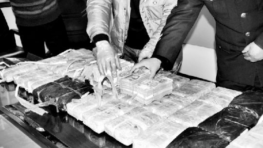 警方收繳的毒品和毒資。警方供圖