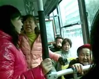 女孩沒給老太讓座被人批。