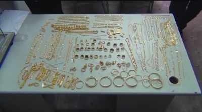 警方追回的被搶金首飾，有172件，2200多克。其余的都被嫌疑人變賣，用來購買手機的汽車。