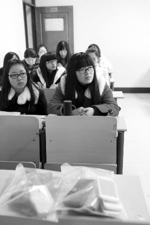 在限時斷網前，江大已有發(fā)起拒絕手機低頭族活動，圖為設立了手機暫存袋的課堂 吳奕 攝