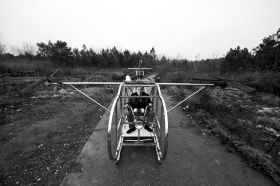 3月12日，汨羅白塘鄉(xiāng)趕洲村，李厚勝坐在他的“魚(yú)鷹直升機(jī)”上。圖/記者謝長(zhǎng)貴