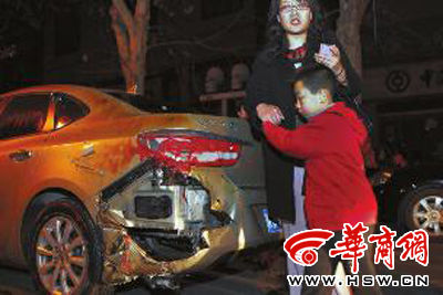 豐慶路226號的足浴店起火殃及樓下車輛，一個車主將車搶救出來后仍驚魂未定