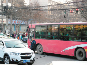 一個(gè)多小時(shí)，除了短暫的休息，郭師傅一直在車流中舉著木棍 圖片由市民孫先生提供