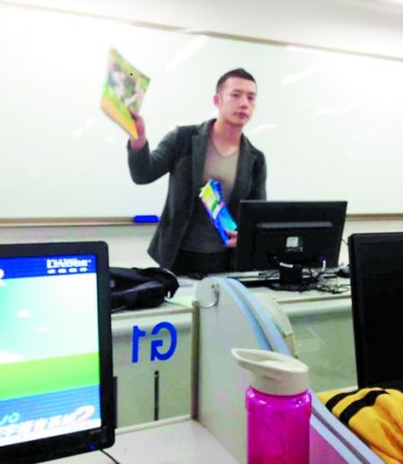 讓甘麟翰爆紅的，就是這張商學(xué)院大一學(xué)生在課堂上拍攝的照片。