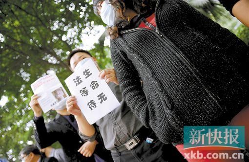 　　■昨日，數(shù)十位二胎準(zhǔn)媽媽和家屬來到省衛(wèi)計委門前，希望廣東二胎政策盡早出臺。新快報記者 孫毅/攝