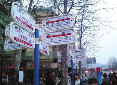 3月16日，江蘇省南京市，眾多乘客在“火車(chē)站廣場(chǎng)東”站臺(tái)候車(chē)。圖/東方IC