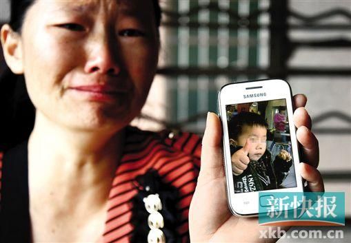 男童的舅媽拿著小益的照片,悲痛欲絕。 新快報記者 畢志毅 攝