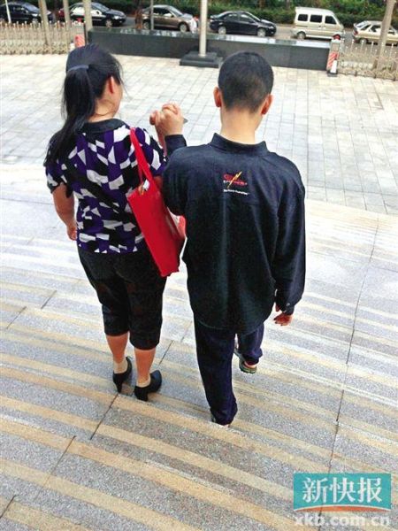 李星兒與媽媽蔣女士牽手走出法院。 新快報(bào)記者 張國鋒/攝