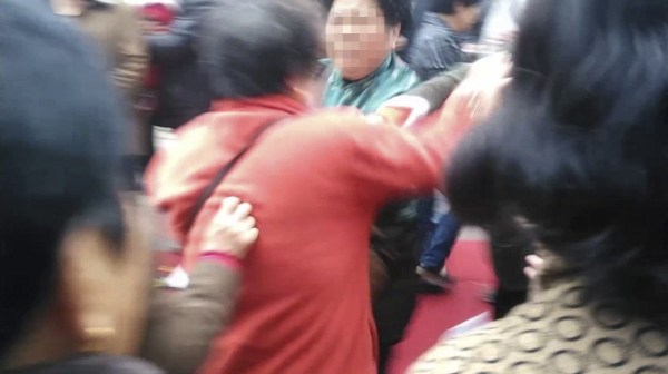 江蘇一樓盤(pán)送抽紙引哄搶 多名老人大打出手