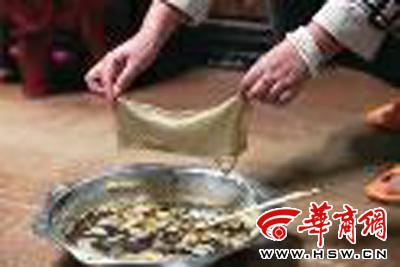 　　昨日，店方讓顧客觀看該火鍋制作時的監(jiān)控錄像本組圖片由本報記者黃利健攝