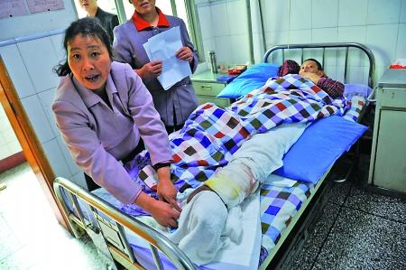 鄭其林擦藥酒的左腿出現(xiàn)潰爛，并伴隨大面積的皮膚壞死。記者 張路橋 攝