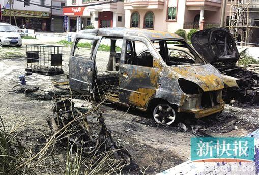 涉事面包車燒剩鐵殼。