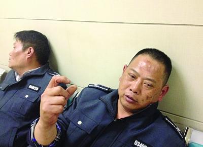 被打傷的城管隊(duì)員。陳郁攝