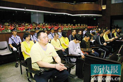 ■蔣洪偉(左一)等二十幾名被告被指控犯集資詐騙罪,昨日集體過堂?！　?鄭朝暉/攝