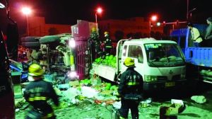 渣土車側(cè)翻在地，現(xiàn)場一片狼藉