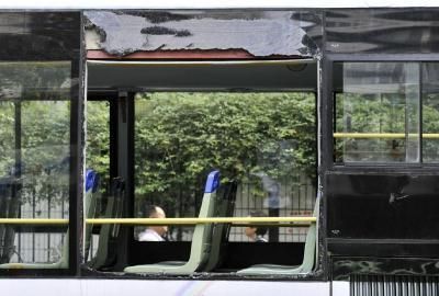 75路公交車車窗玻璃被砸碎。