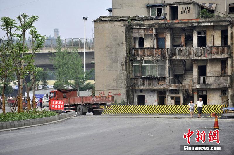 成都最牛釘子戶“腰斬”公路 成都最牛釘子戶“腰斬”公路