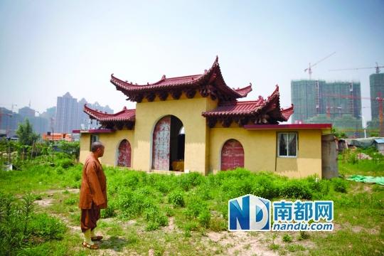 十里古寺2008年被拆,現(xiàn)在只剩下一個廟門。南都記者 陳志剛 攝