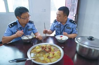 四川一鎮(zhèn)派出所僅兩人駐守 一天工作16小時(shí)(圖) 四川一鎮(zhèn)派出所僅兩人駐守 一天工作16小時(shí)(圖)