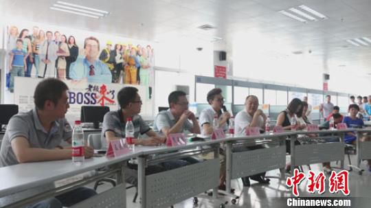 　招聘會(huì)現(xiàn)場(chǎng)，用人單位老板一字排開，與求職者面對(duì)面交流　李超慶　攝