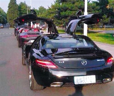 近日，一組“北體大畢業(yè)典禮豪車云集堪比車展”組圖在網(wǎng)絡(luò)爆紅。網(wǎng)絡(luò)截圖