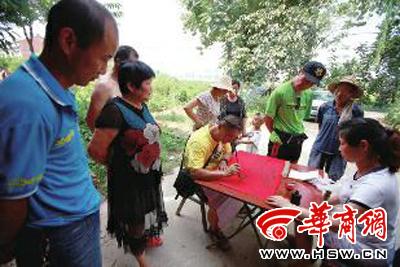 男子玩滑翔傘不慎掛樹(shù)上 倒吊3個(gè)多小時(shí)摔下(圖)