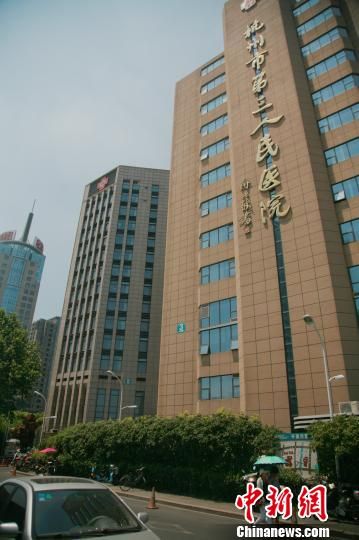 事發(fā)的醫(yī)院門口。 李晨韻 攝