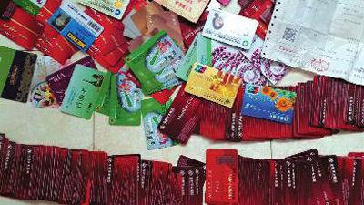 房云云向華商報記者提供的贓物圖片,包括購物卡、銀行卡等