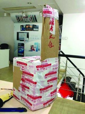 男子網(wǎng)購(gòu)電風(fēng)扇 包裝盒現(xiàn)“亡母亡父靈位”