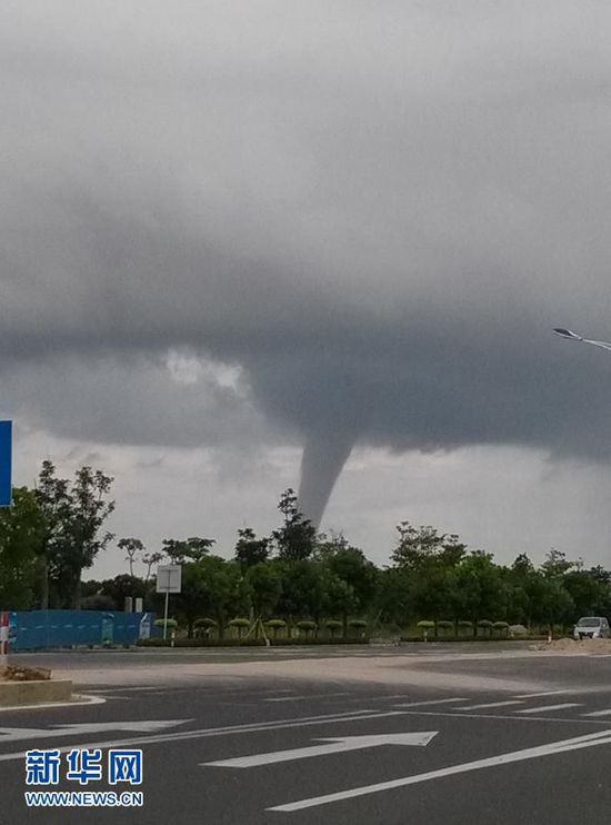 珠海機場附近海域現(xiàn)“龍吸水”奇觀(圖)