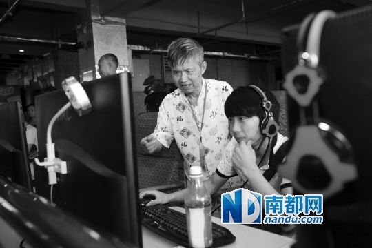 多地現老年網吧監(jiān)督隊 網友:還是安心跳舞吧 多地現老年網吧監(jiān)督隊 網友:還是安心跳舞吧