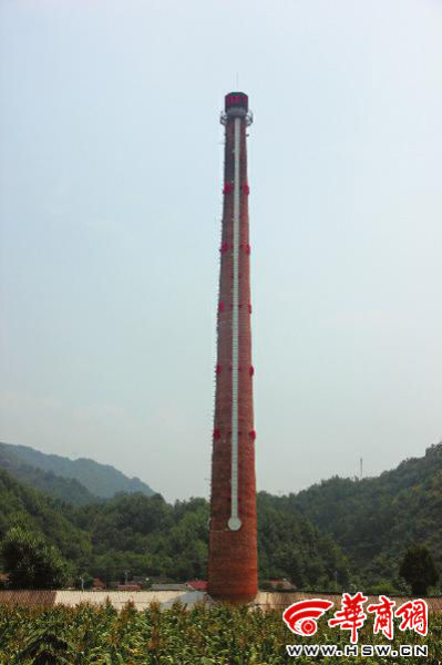 昨日中午，68米高的“溫度計(jì)”最上端，顯示著實(shí)時(shí)溫度