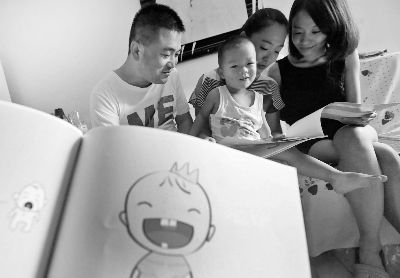 北京一對夫妻自制寶寶斷奶“神書”被網(wǎng)友點(diǎn)贊