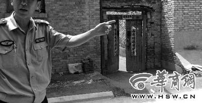 昨日，西安市閻良區(qū)譚家村，警方在孫某家調(diào)查 記者 黃利健 攝