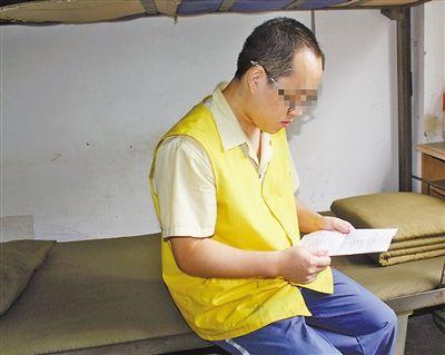 昨天，張文兵在看家書。 記者 鐘耕軍 攝