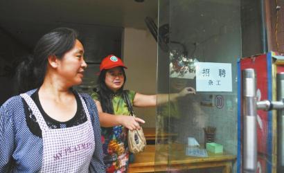 8月14日，市民志愿者體驗(yàn)城管執(zhí)法招呼商家不要亂張貼。