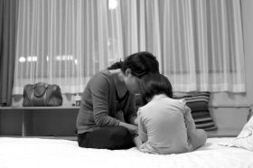 8月19日晚，河北石家莊市，多多的媽媽在酒店里安撫著孩子，3歲的多多一直在吵著要回家，看到陌生人就哭。圖/記者陳正