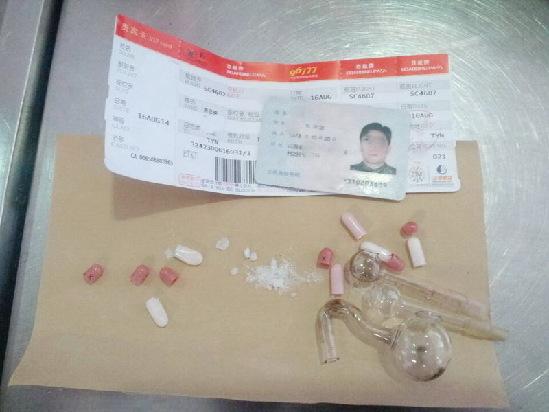 男子膠囊藏毒心虛 機(jī)場(chǎng)過(guò)安檢渾身抖動(dòng) 男子膠囊藏毒心虛 機(jī)場(chǎng)過(guò)安檢渾身抖動(dòng)