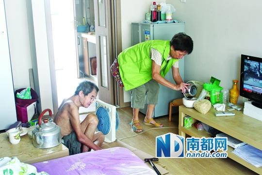 居民徐阿姨去看望何譚送老人，并送去熱湯