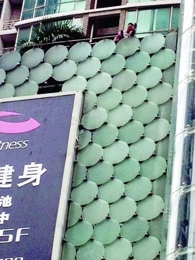 環(huán)亞廣場5樓露臺上，有一男子揚言跳樓。