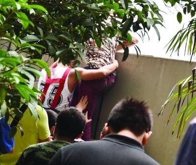 2小時后，該包工頭終于被抱下來了。