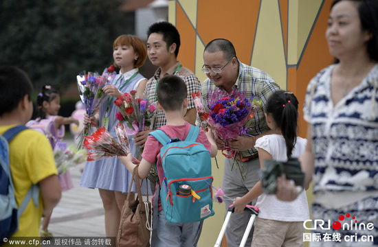 重慶一校長(zhǎng)堅(jiān)持六年校門口迎送學(xué)生彎腰問(wèn)聲好(組圖)