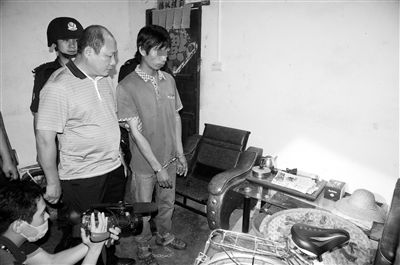 今年8月，我國(guó)內(nèi)地發(fā)生多起單身女性乘坐“黑車”后慘遭車主殺害的案件，被網(wǎng)友稱為“黑色8月”。