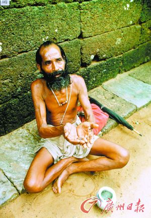 在街旁乞討的乞丐。