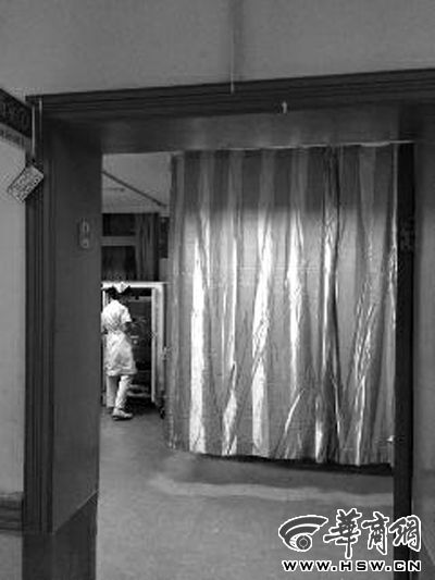 昨晚9時許，急診室簾后，6歲的小女孩靜靜地躺著 記者 卿榮波 攝