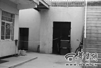 昨日下午，延長(zhǎng)縣第二幼兒園的廁所前已拉起警戒線