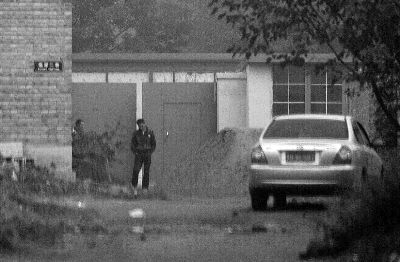 回訪(fǎng)今天上午，小李被困的院子大門(mén)緊閉，有人在門(mén)口望風(fēng)